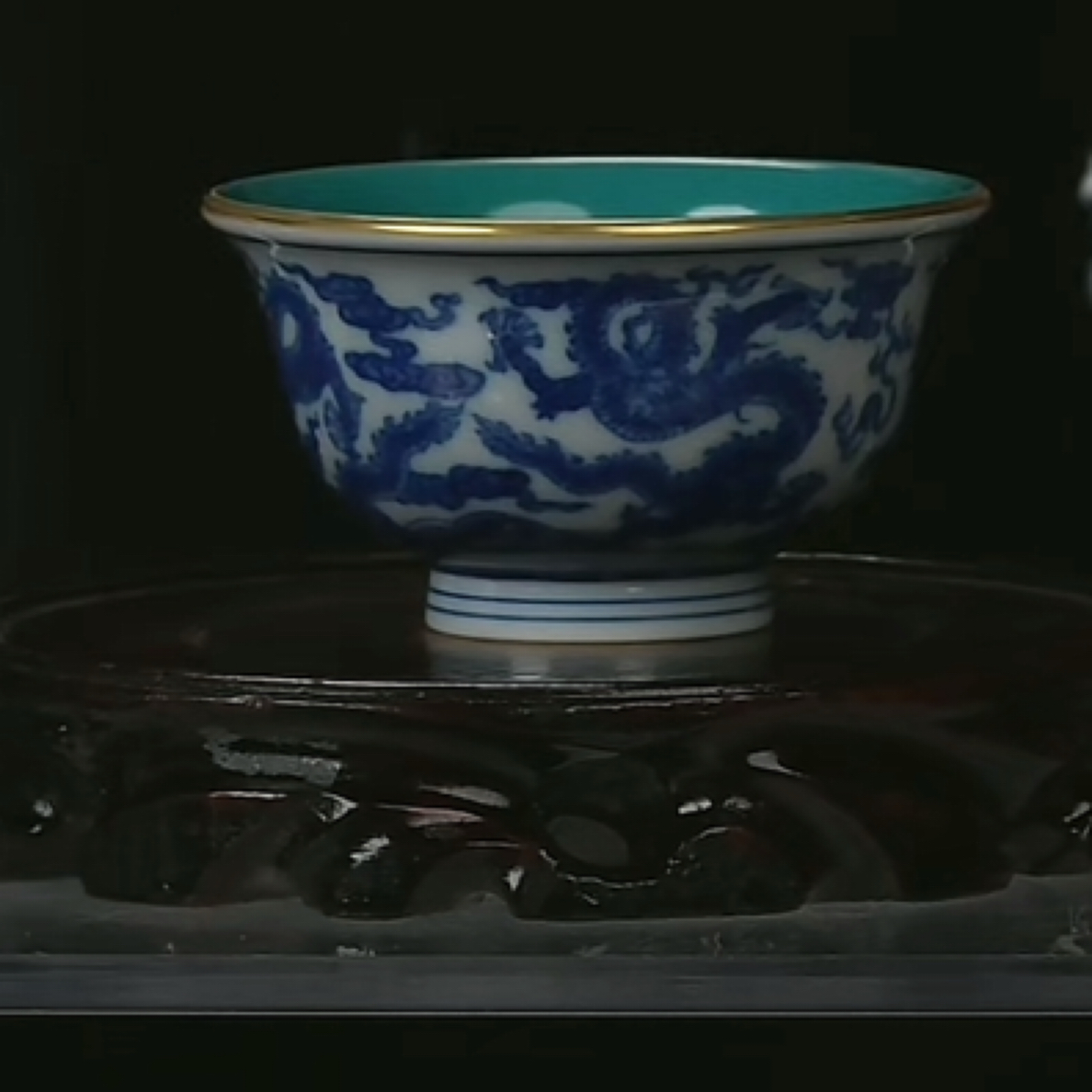 Y内松石绿釉外青花云龙纹压手杯