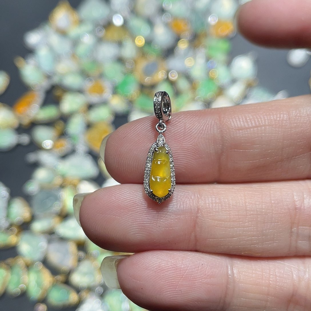 翡翠颈饰18K金镶嵌小*酱天然翡翠18KA货