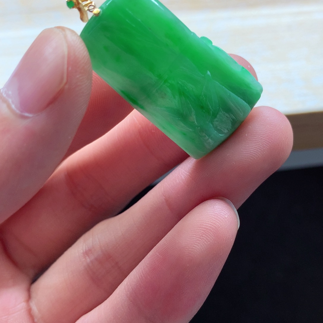 翡翠颈饰18K金镶嵌吊坠