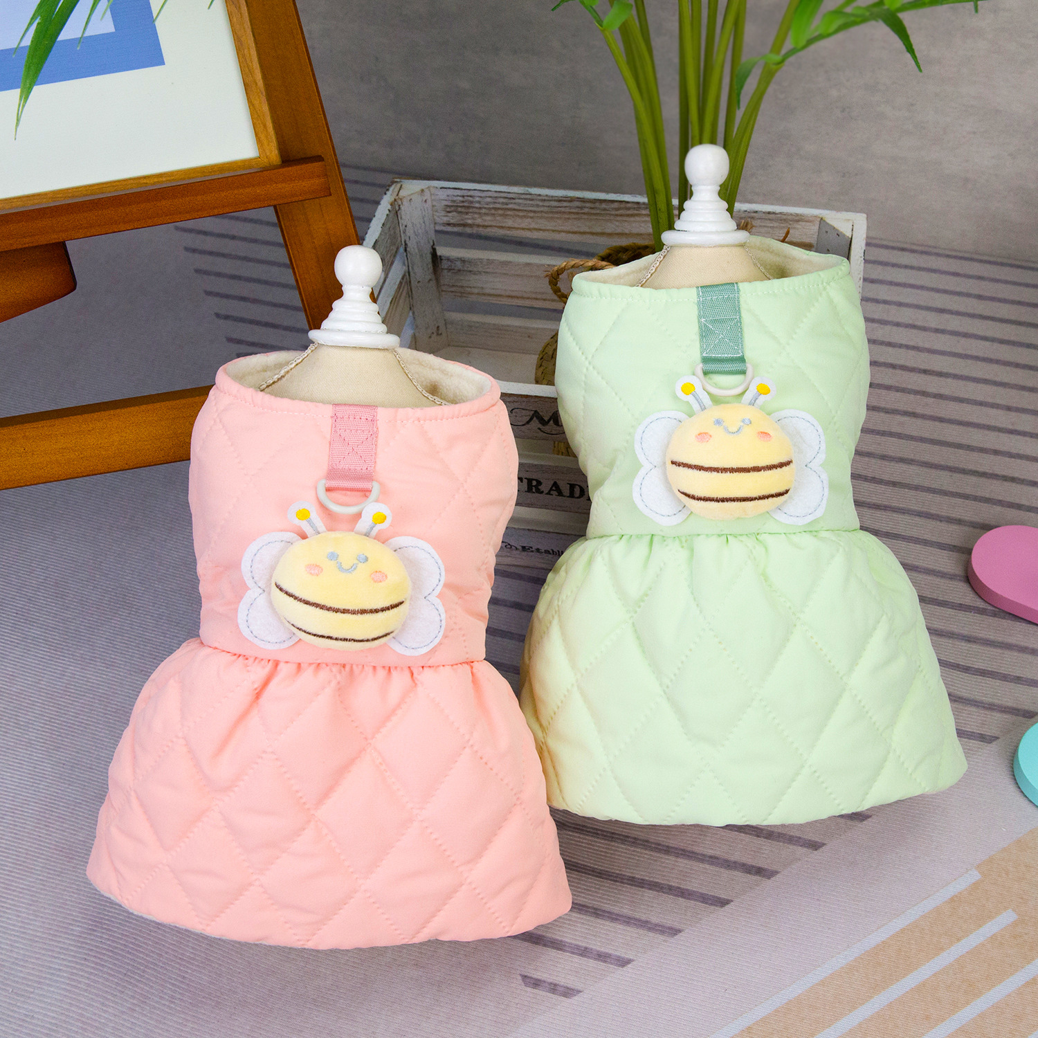 宠物服装猫咪狗狗淑女公主裙保暖外出可牵引秋冬季衣服24蜜蜂棉裙