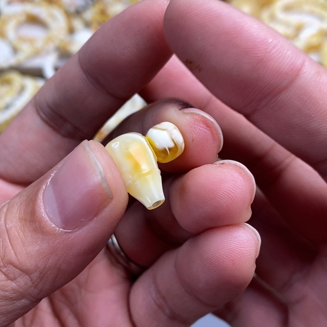 琥珀裸石未镶嵌招**宝蜜蜡
