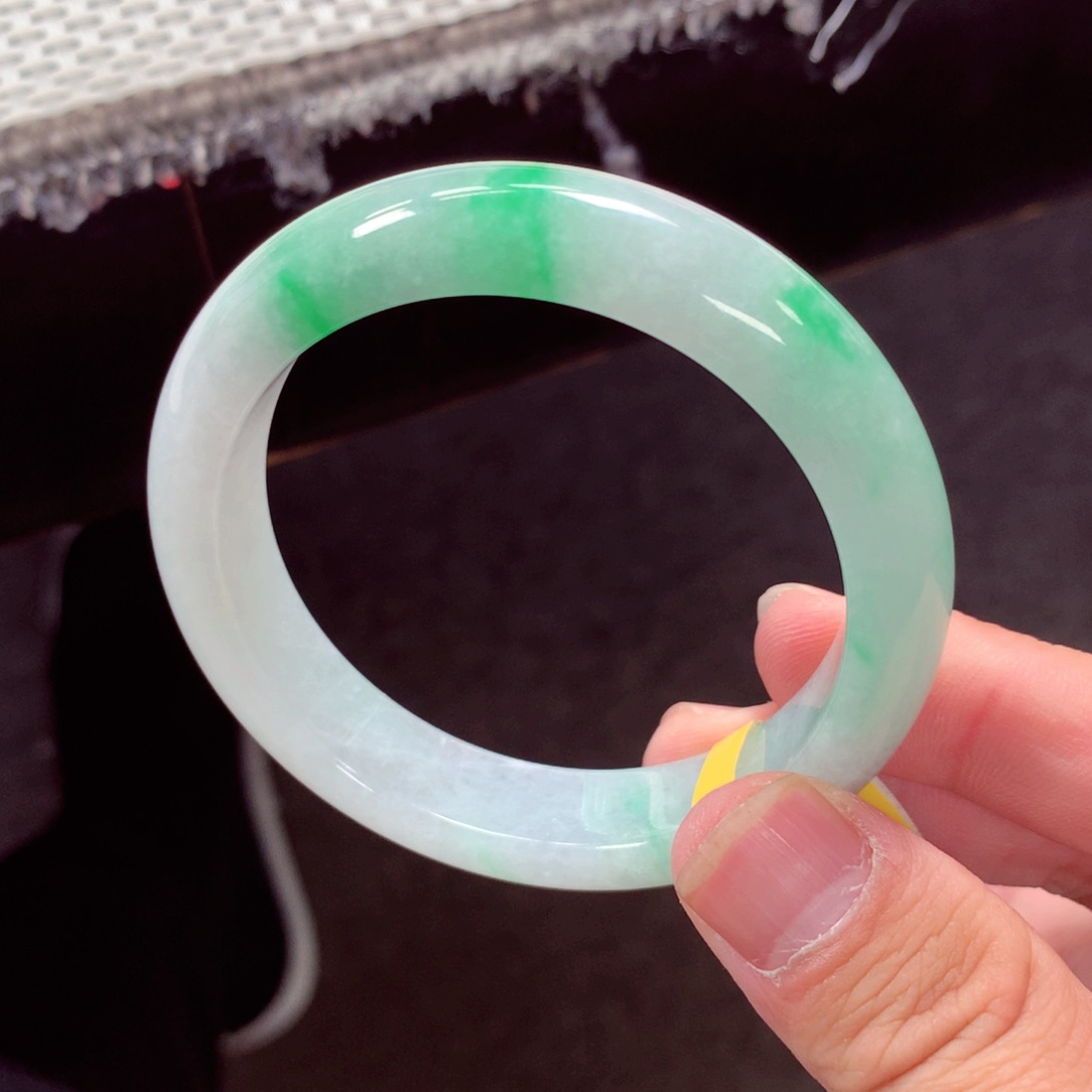 翡翠手镯未镶嵌缅甸