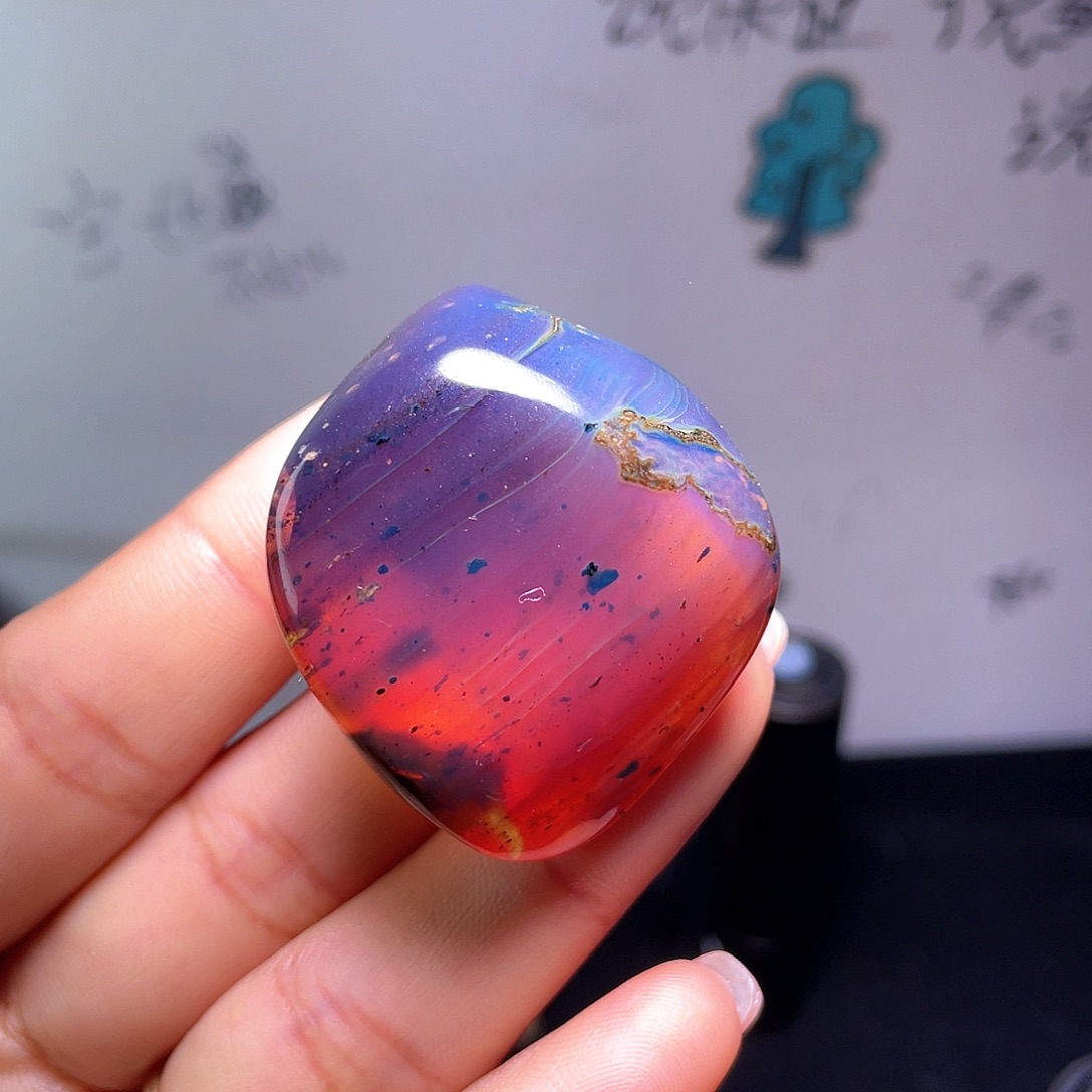 琥珀裸石未镶嵌？