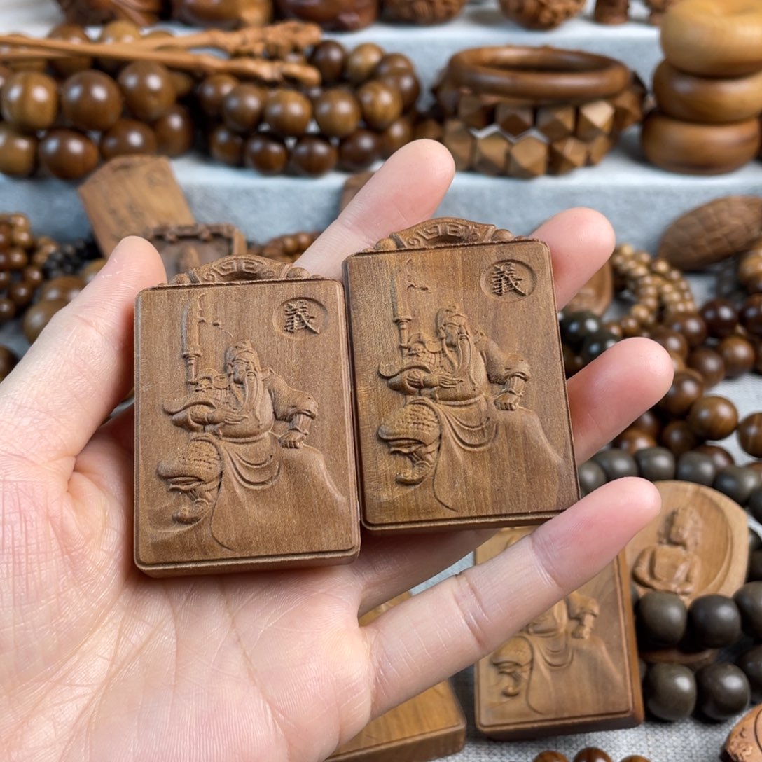 聚***吴木老山檀香关公吊坠