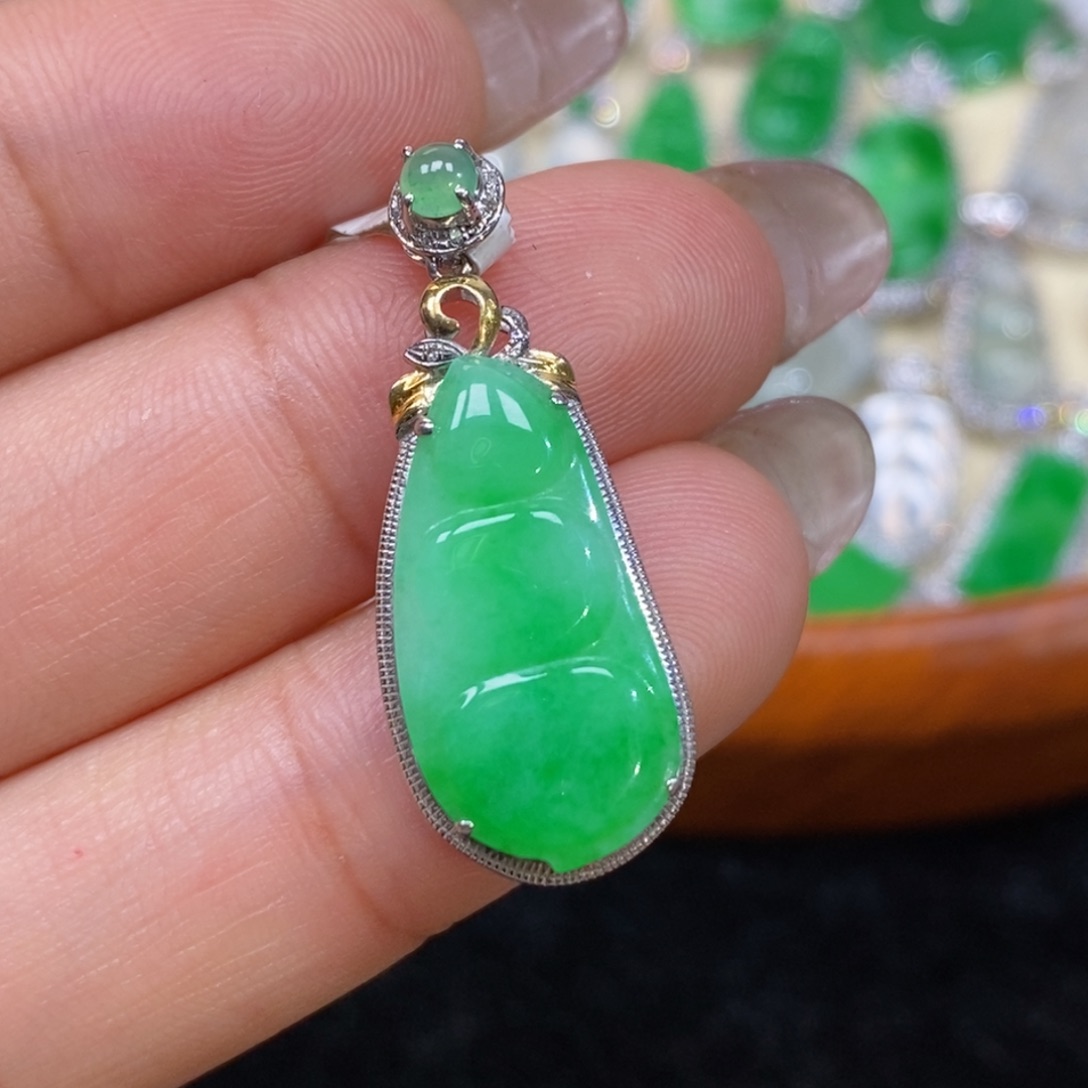 翡翠吊坠(赠链)18K金镶嵌