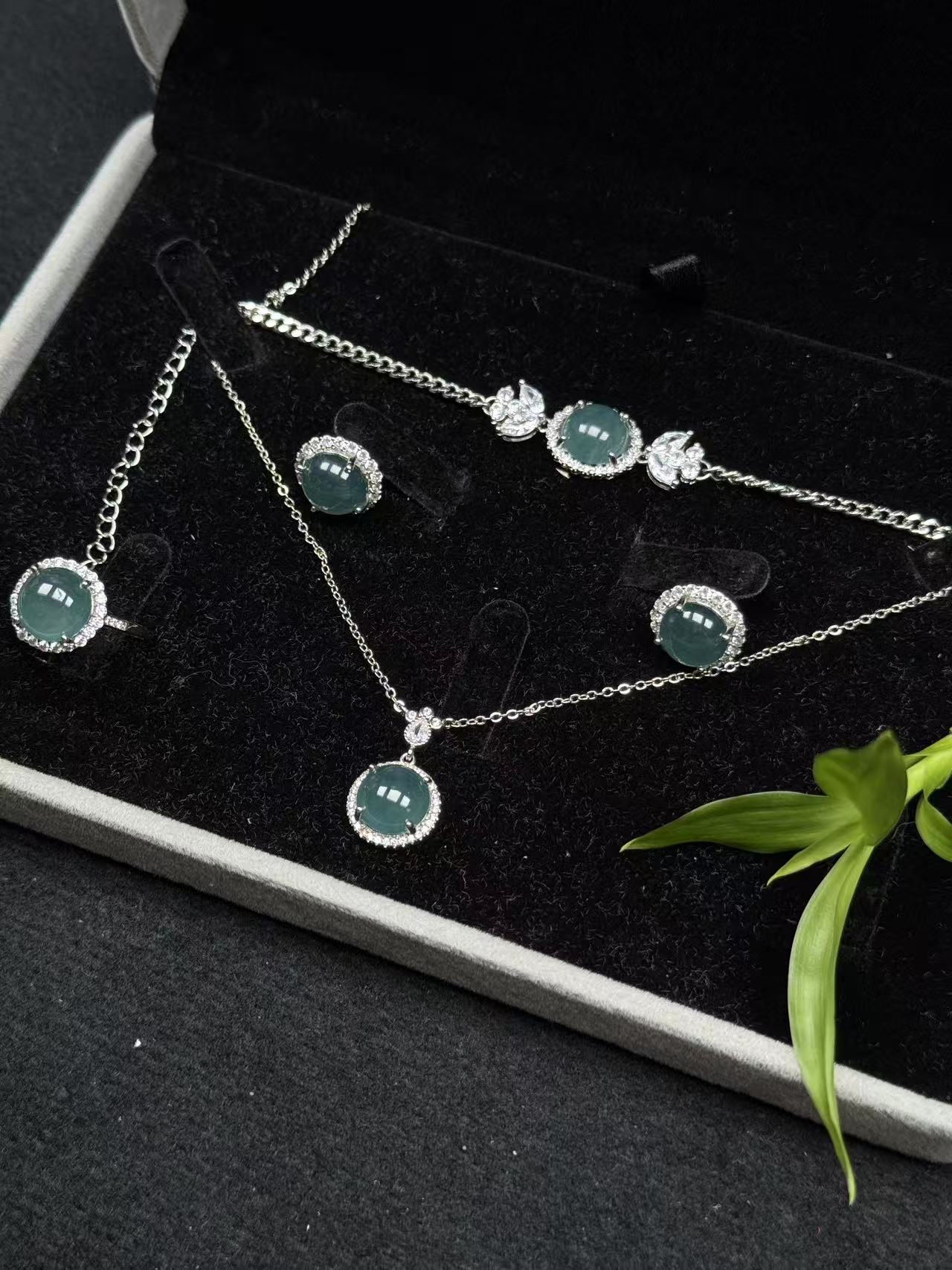 银镶蓝蛋翡翠A货面四件套