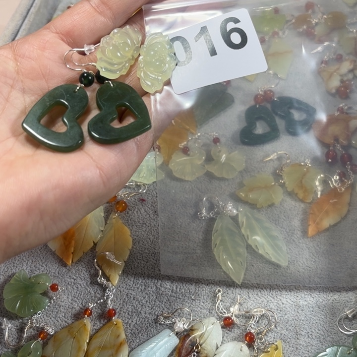 蛇纹石玉耳饰未镶嵌额**尔