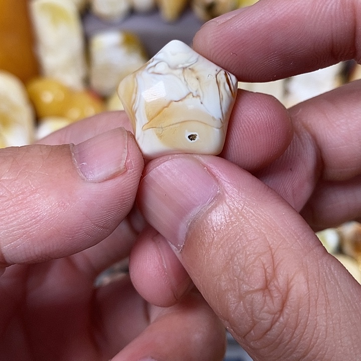 琥珀裸石未镶嵌我