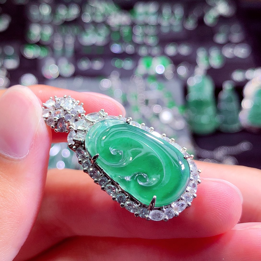 翡翠未镶嵌颈饰挂件