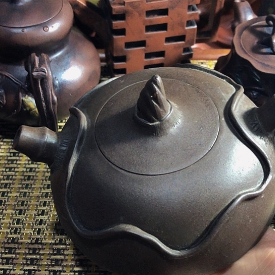 紫砂茶壶原矿泥料手工制作紫砂壶。