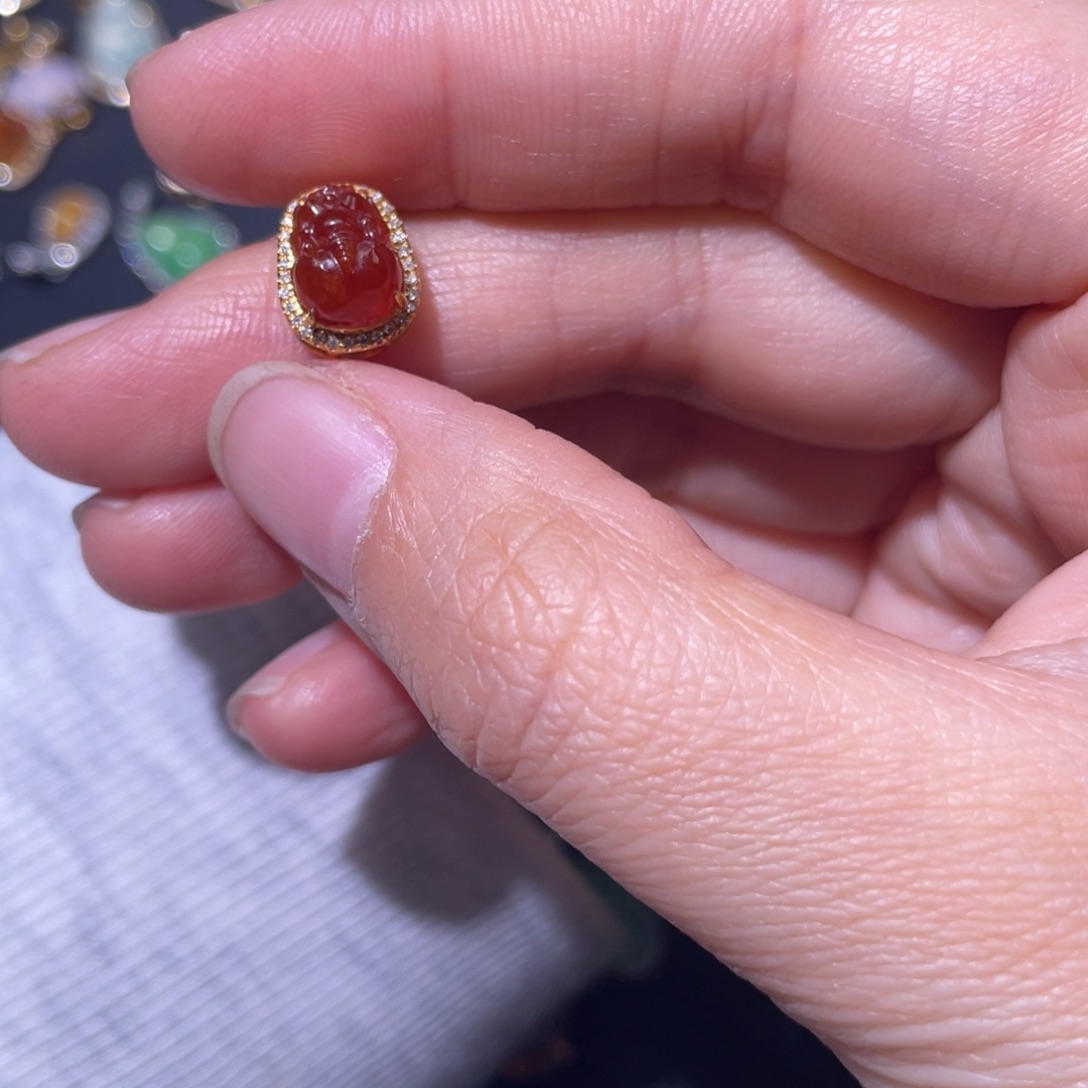 翡翠颈饰18K金镶嵌猫**族