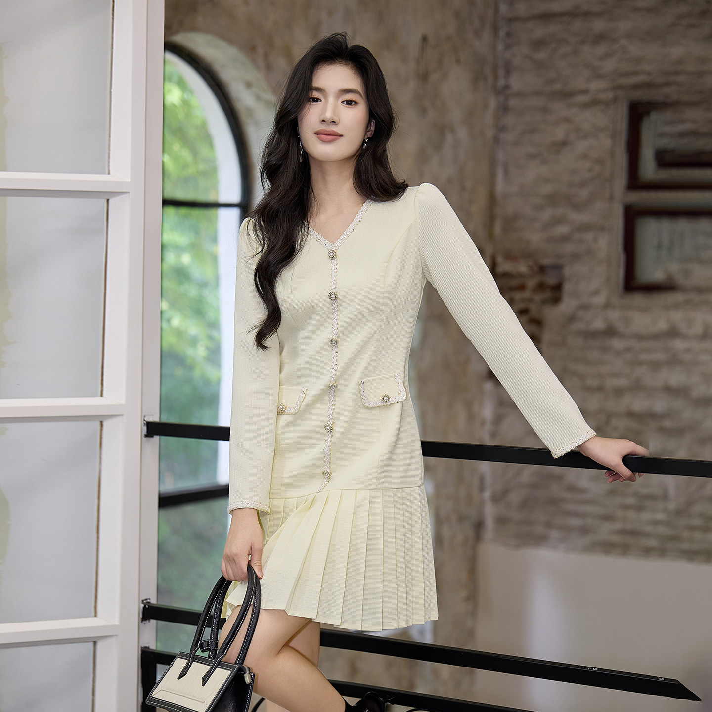 奢姿大码女装2025秋季胖妹妹时尚减龄百褶裙摆设计气质V领连衣裙