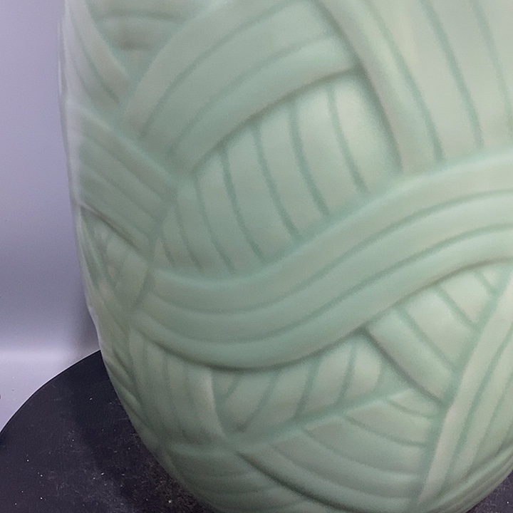 V***画龙泉窑橄榄瓶造型美观