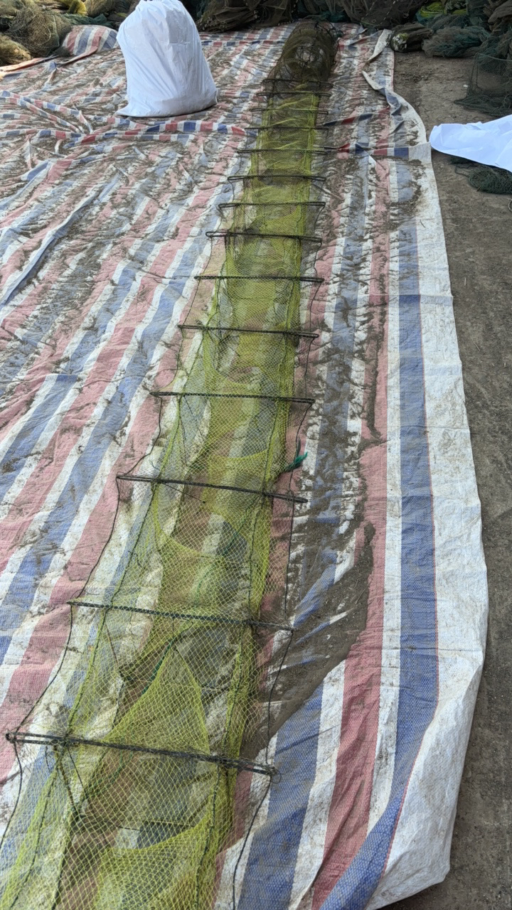 9米左右一头倒带翅膀地笼，下面带水泥坠，有明显使用痕迹