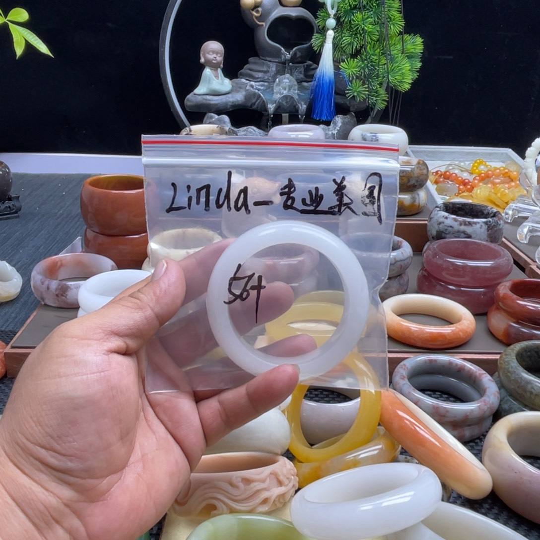 L***运未镶嵌手镯石英质玉（佘太翠）