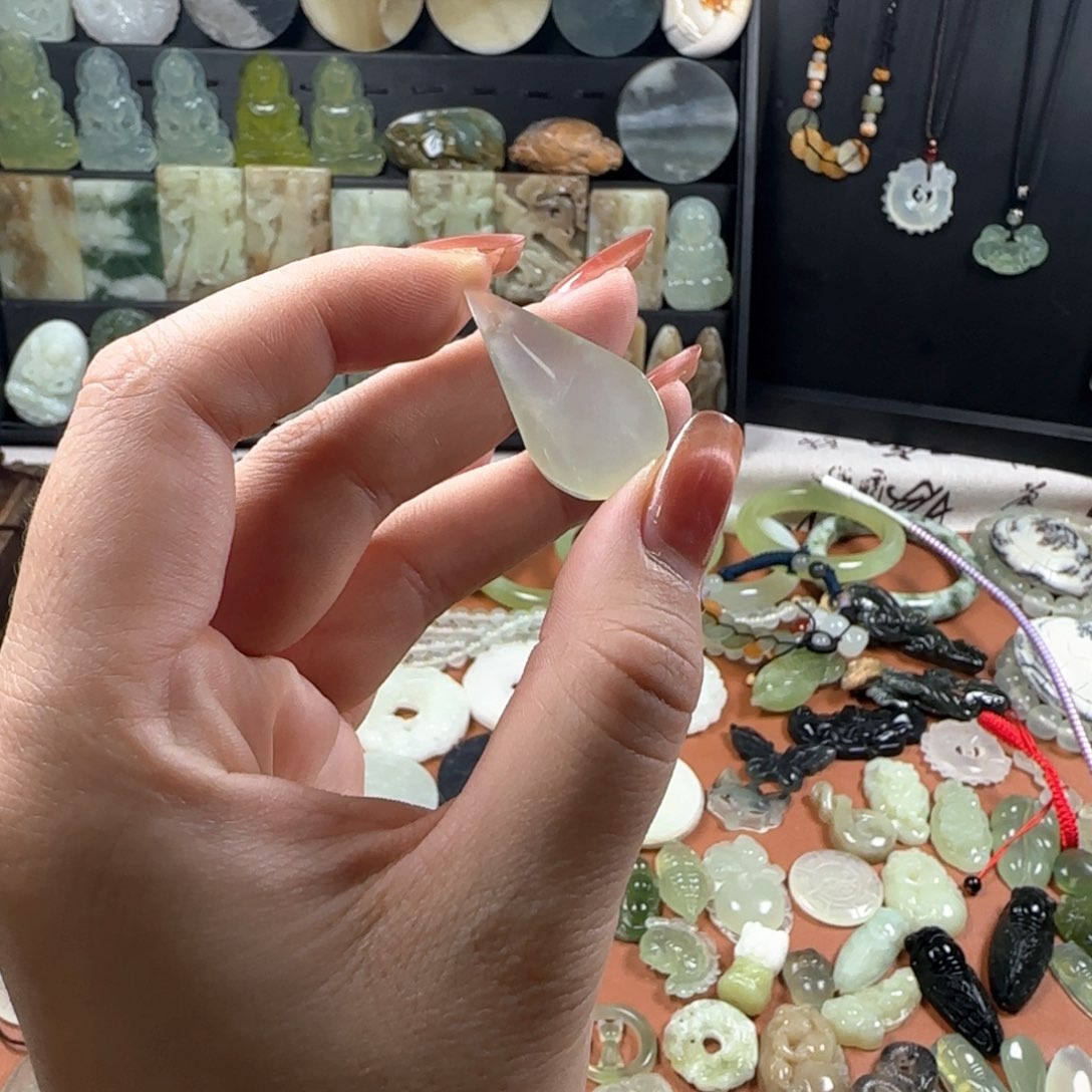 蛇纹石玉颈饰未镶嵌水滴