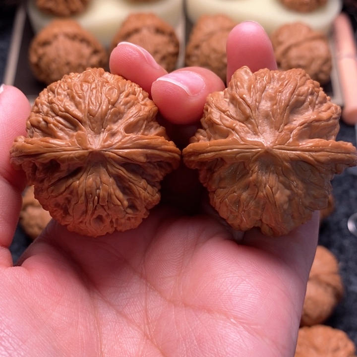 文玩核桃把件野生红皮正磨41