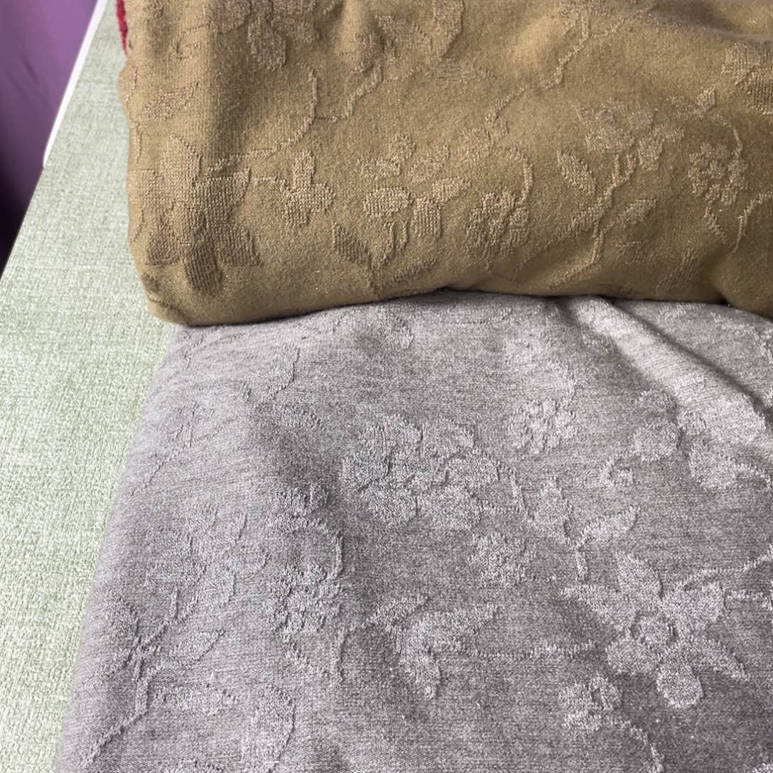 暖灰色银丝提花羊绒1.2米