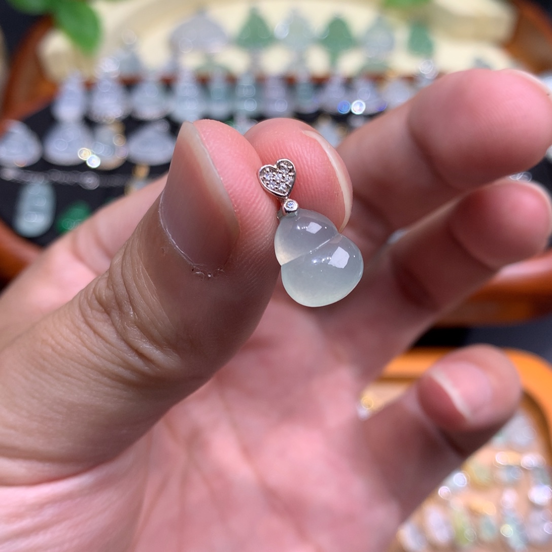 颈饰18K金镶嵌翡翠葫芦