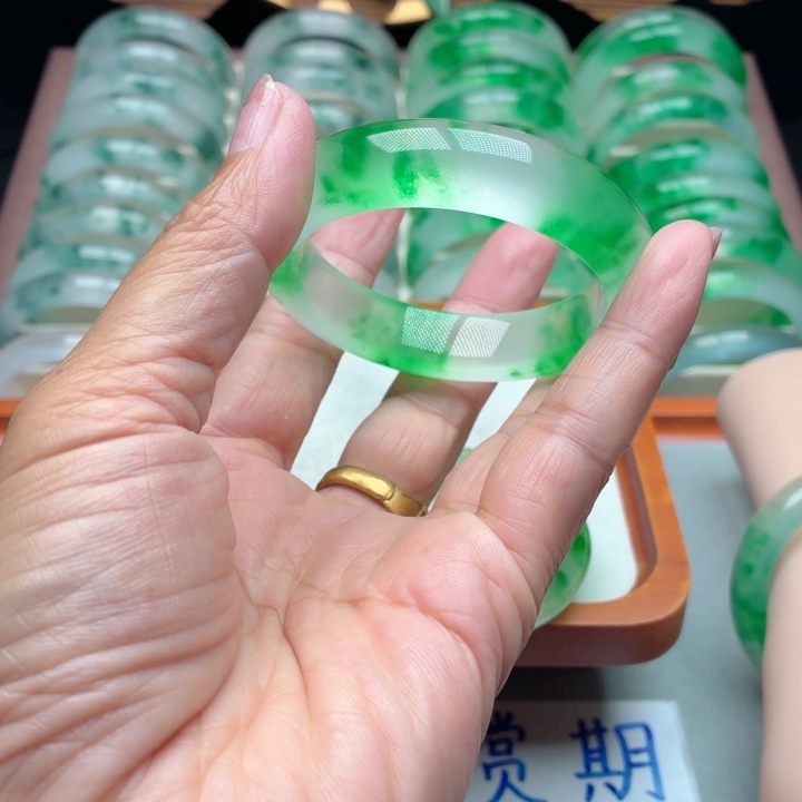 姚***佳石英质玉未镶嵌手镯