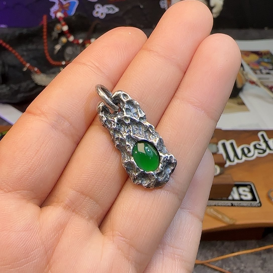 徐****翡翠银S925镶嵌颈饰