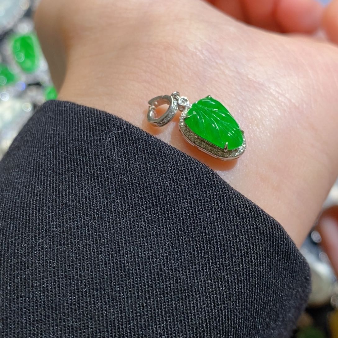 翡翠颈饰18K金镶嵌百搭扣