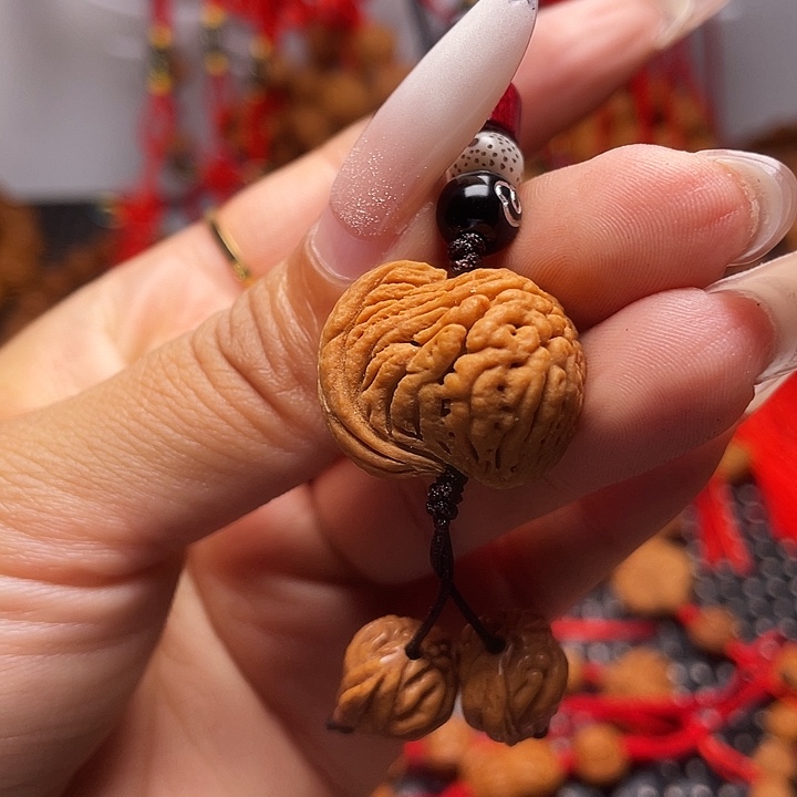 木质类龙纹桃枭挂件