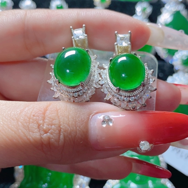 翡翠颈饰未镶嵌樊****）            