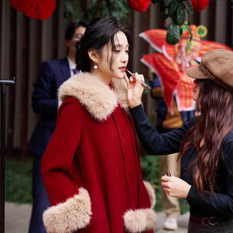 红色大衣圣诞战袍过年敬酒服2024秋冬款大毛领氛围感订婚毛呢外套