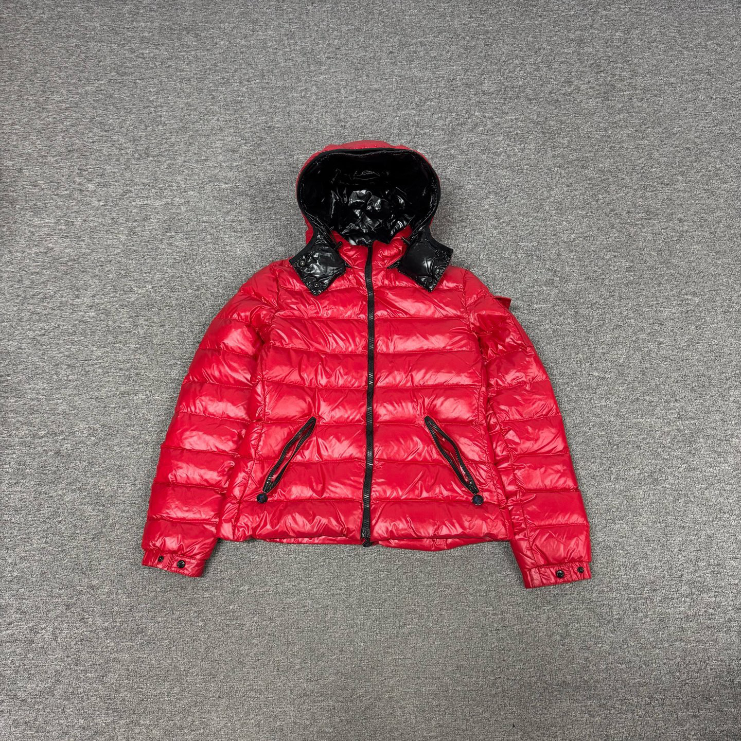 99新 MONCLER 蒙口 红色 经典款bady 袖标Logo 连帽羽绒服