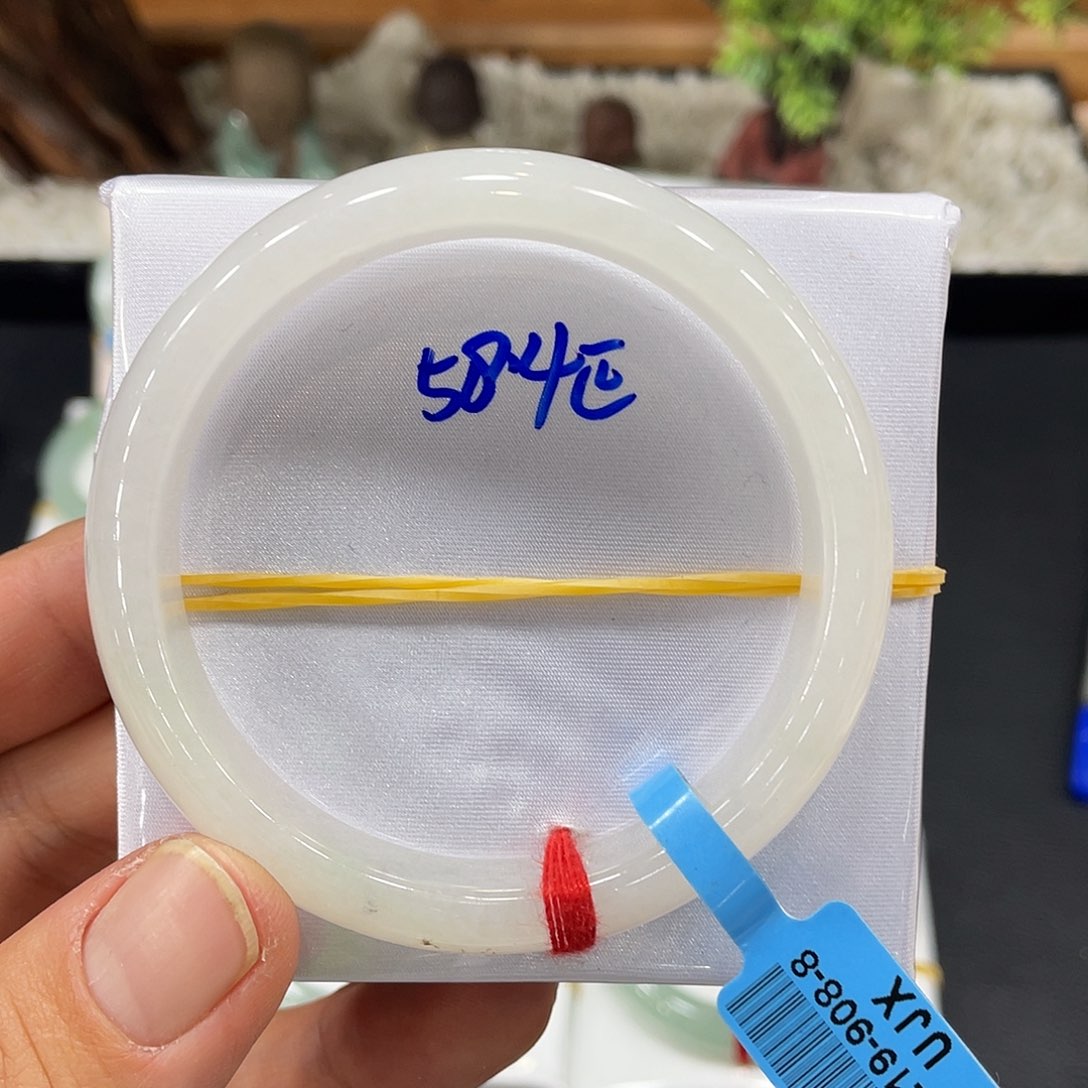 翡翠手镯未镶嵌翡翠