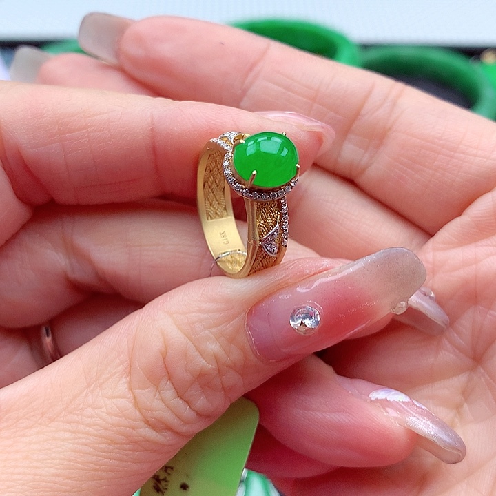 翡翠颈饰18K金镶嵌翡翠