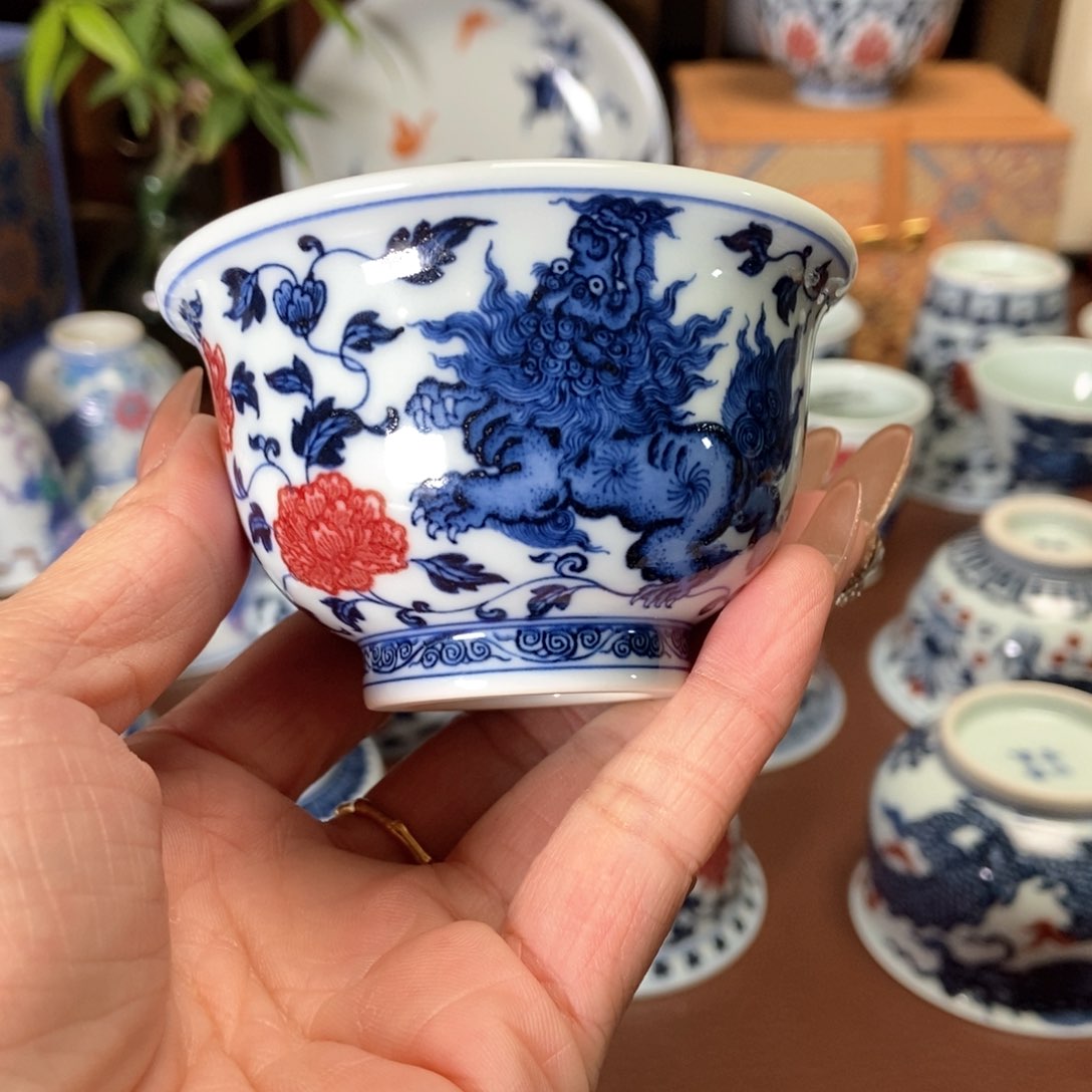 阳春白雪青花釉里红双狮穿花压手杯