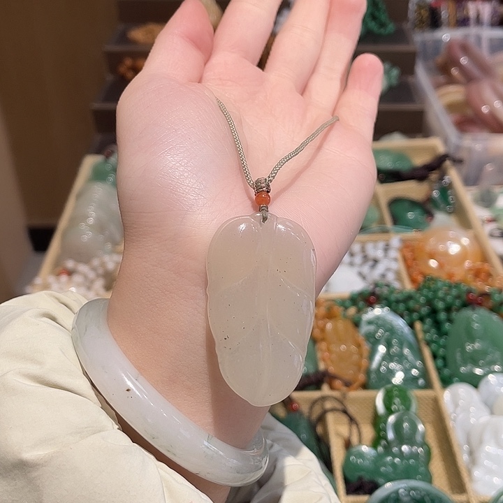 石英质玉未镶嵌颈饰