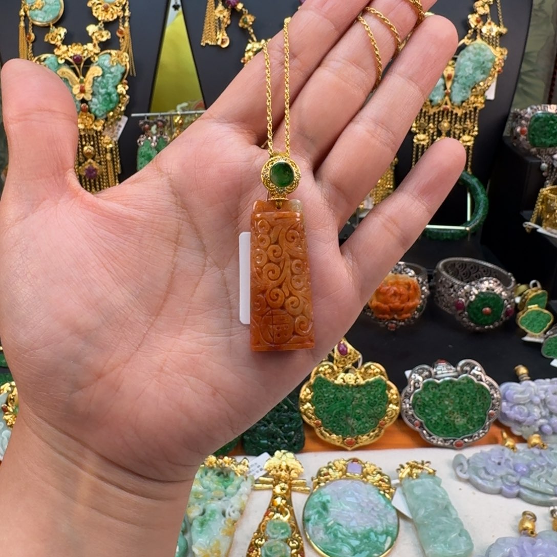 翡翠未镶嵌颈饰炸价