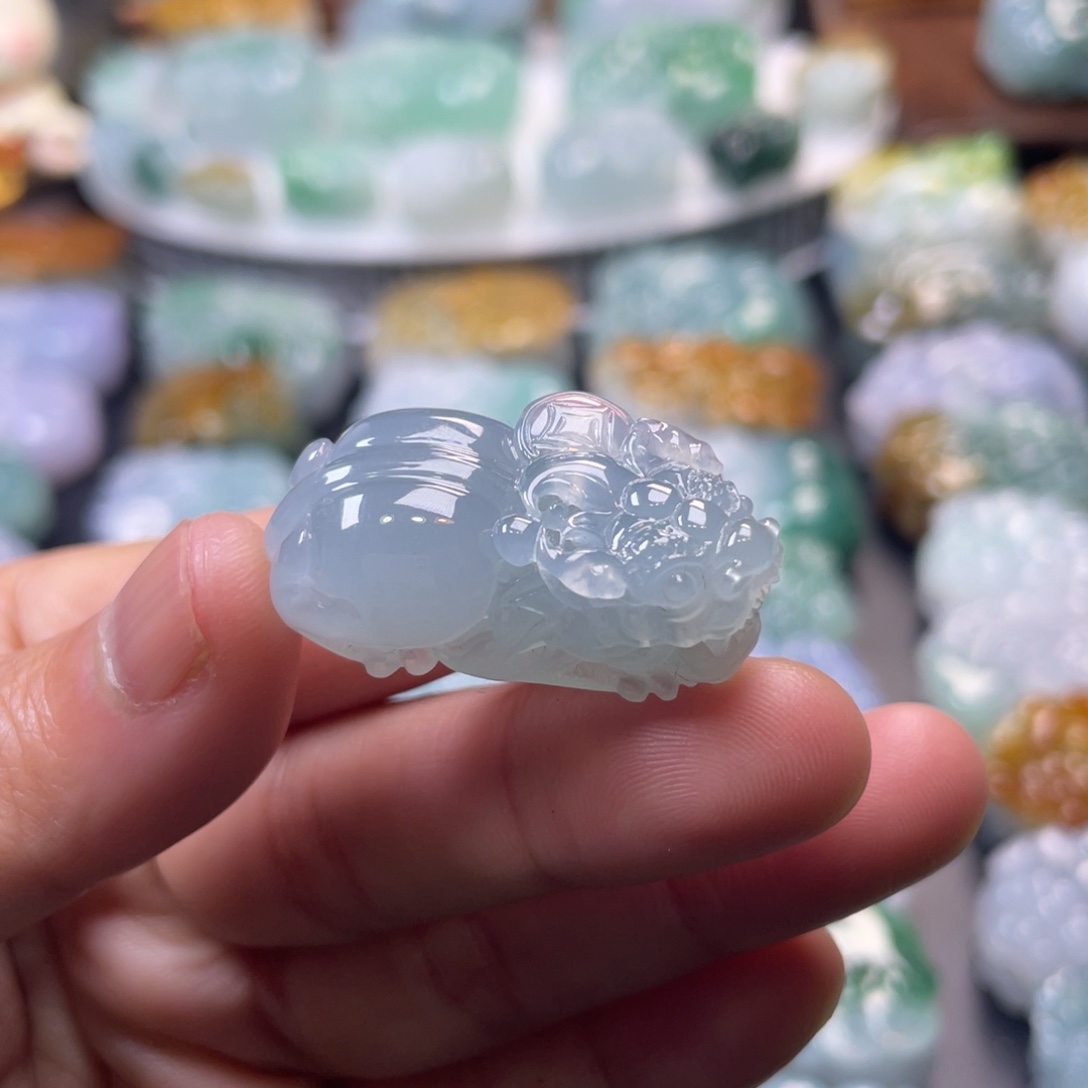 翡翠未镶嵌颈饰貔貅