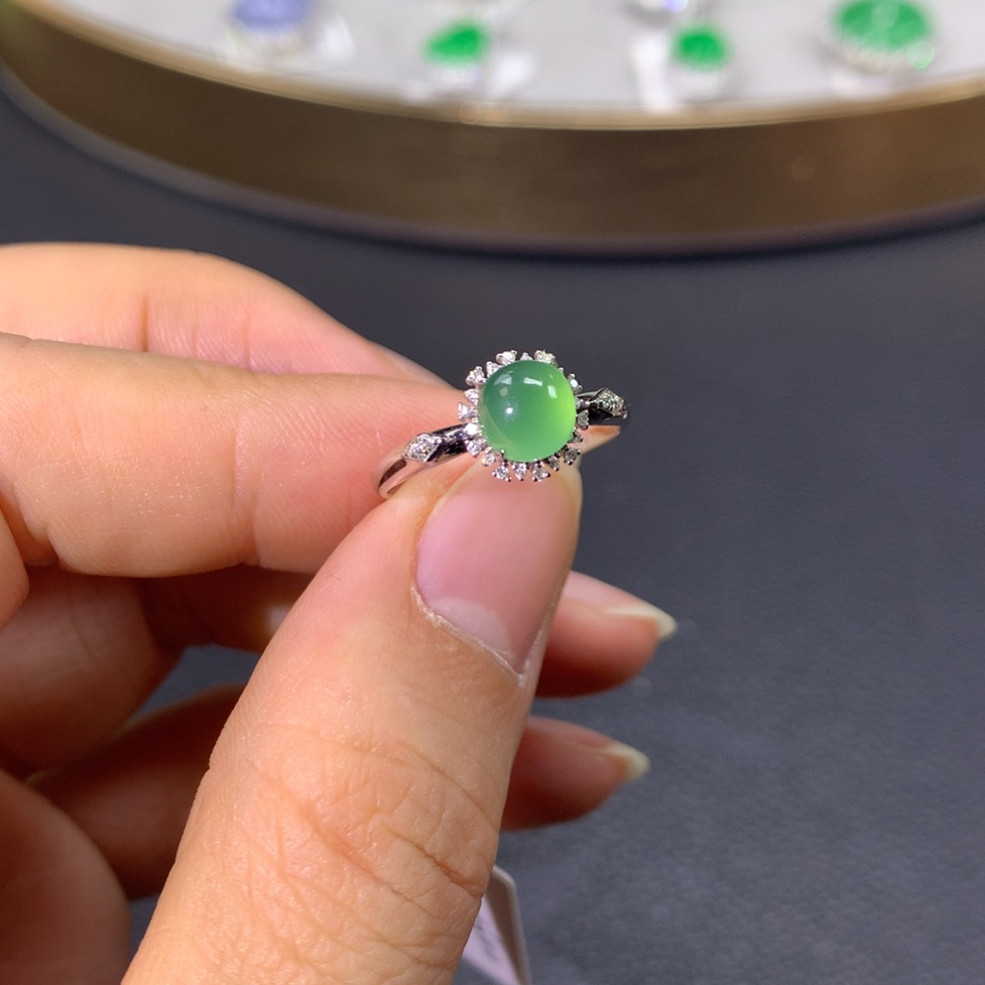 翡翠戒指18K金镶嵌翡翠