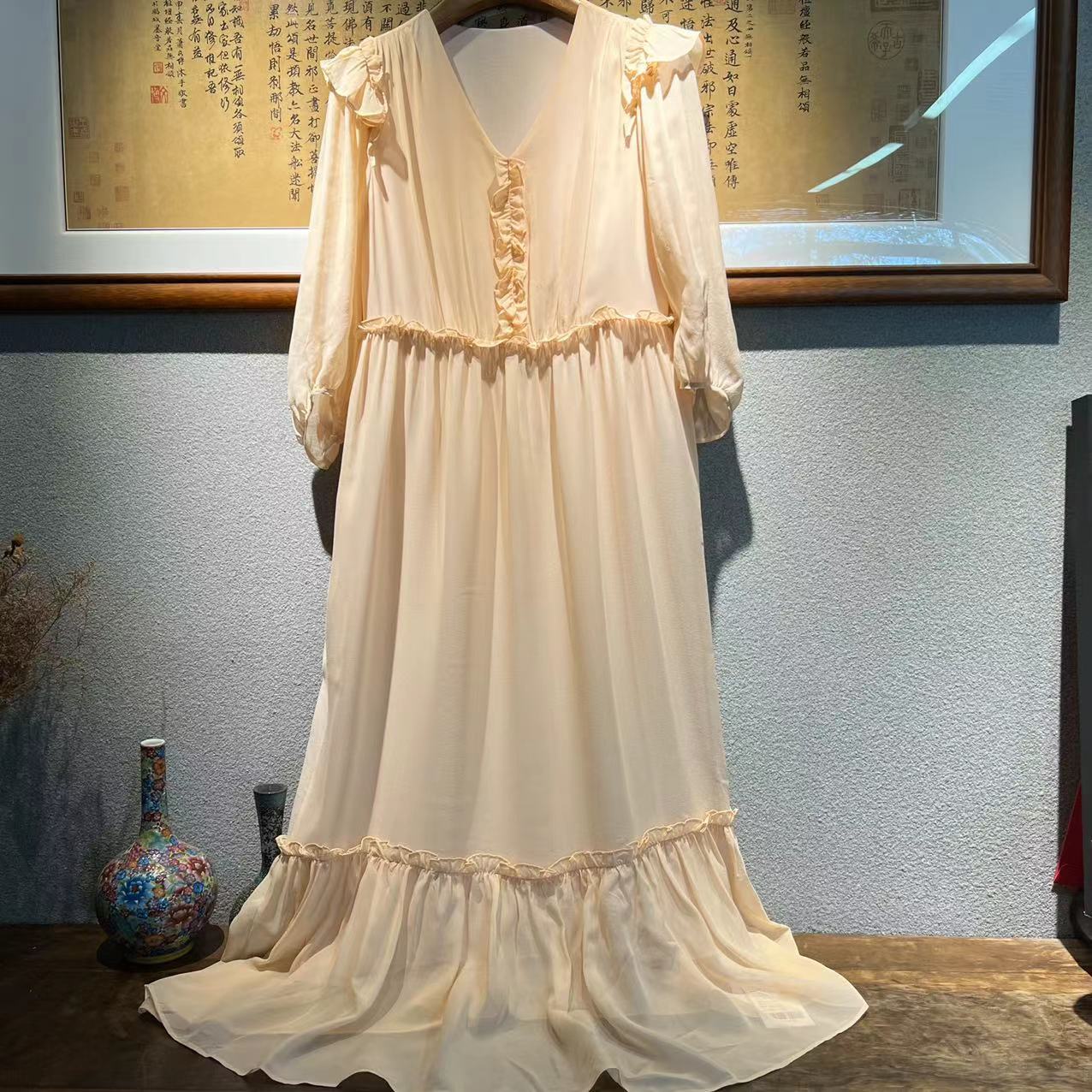 木耳边减龄V领桑蚕丝连衣裙D9008953