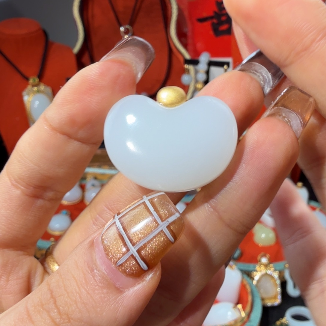 和田玉18K金镶嵌颈饰