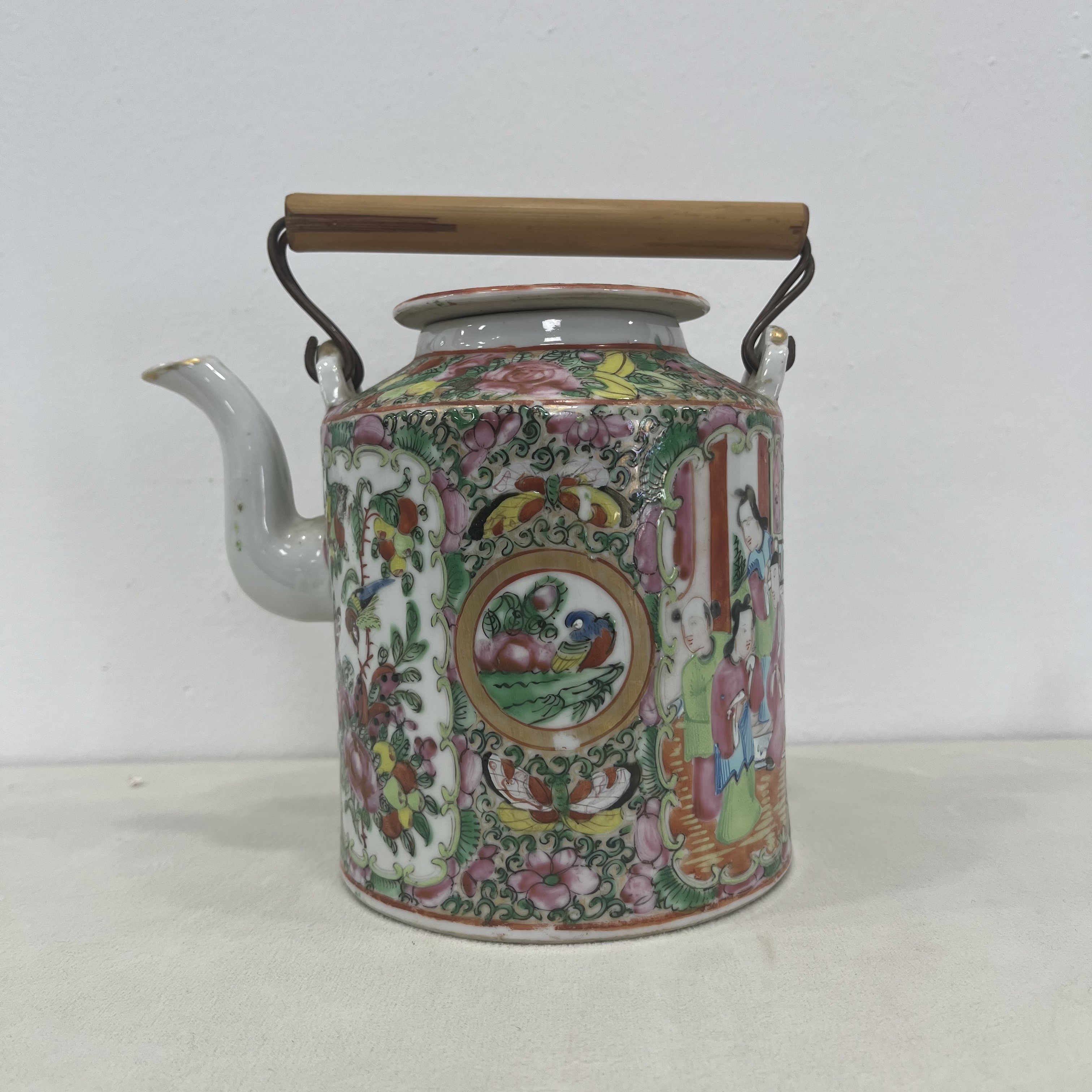 广彩开窗人物故事纹茶壶