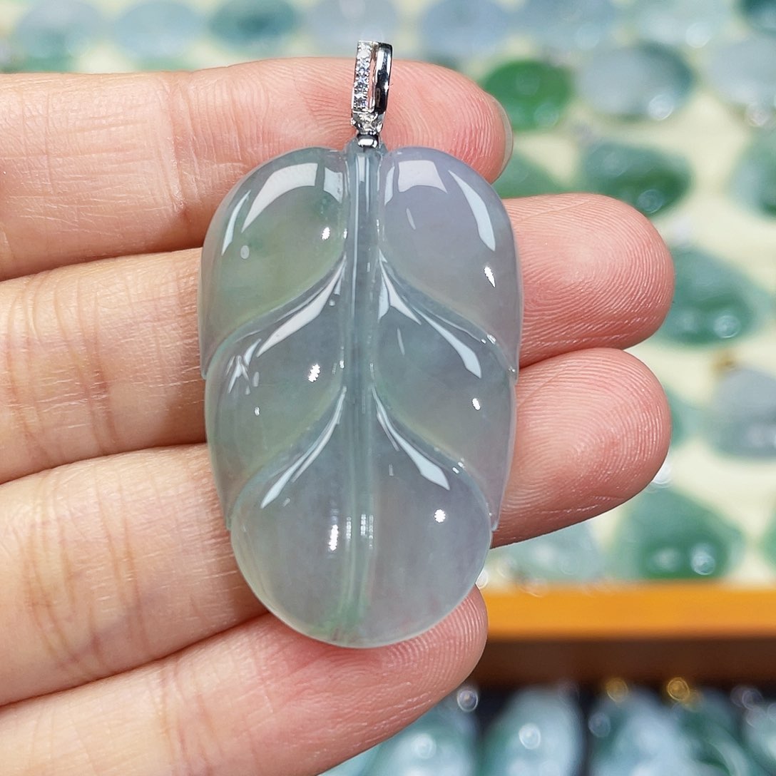 翡翠颈饰18K金镶嵌杨*泡吊坠