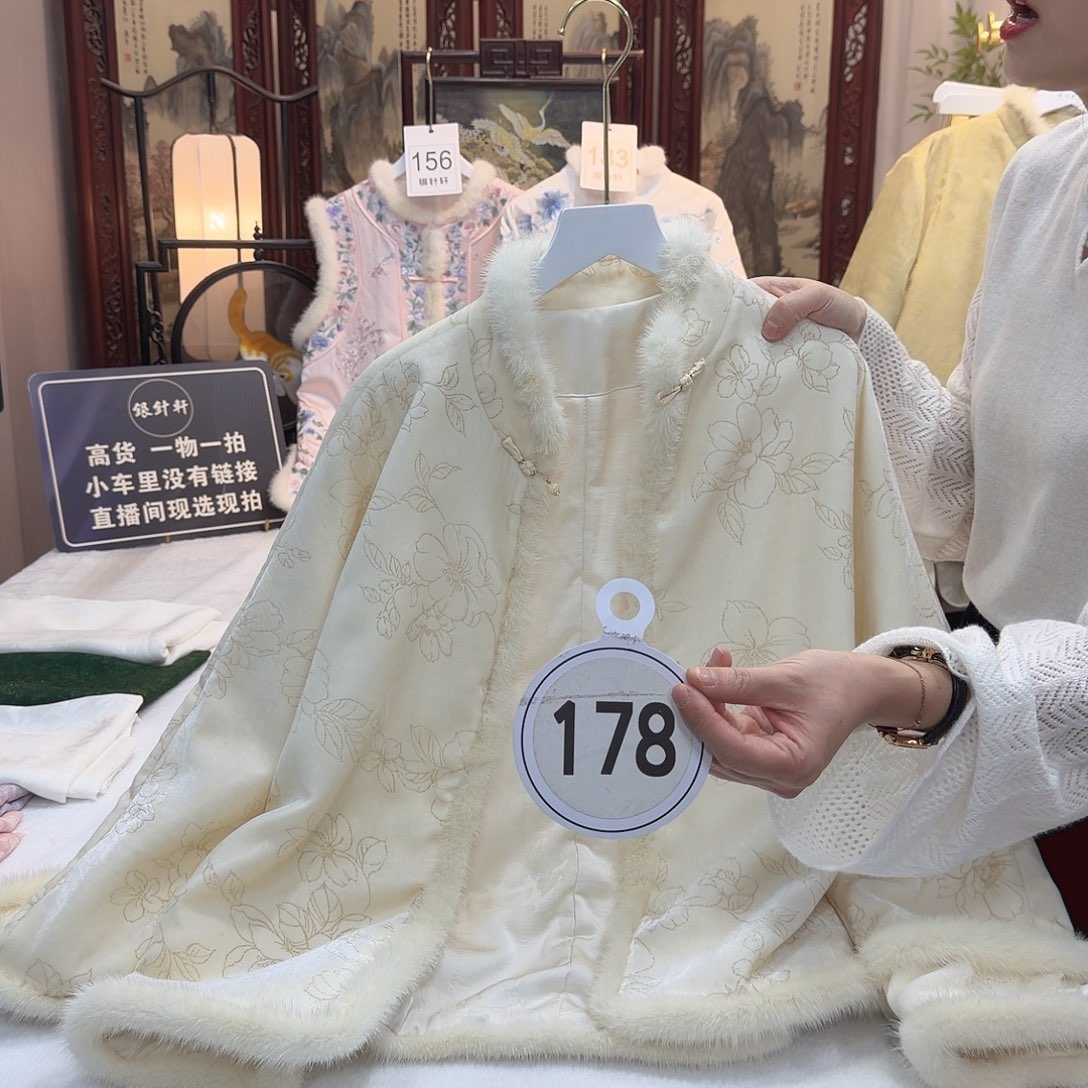 米***姐非遗传承人的精神风貌