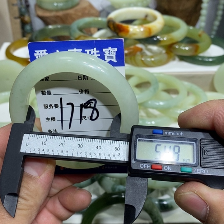 透闪石-蛇纹石玉手镯未镶嵌