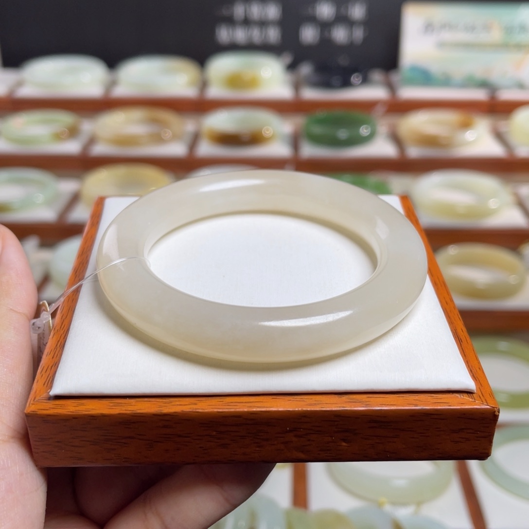 【闪购商品】未镶嵌手镯和田玉
