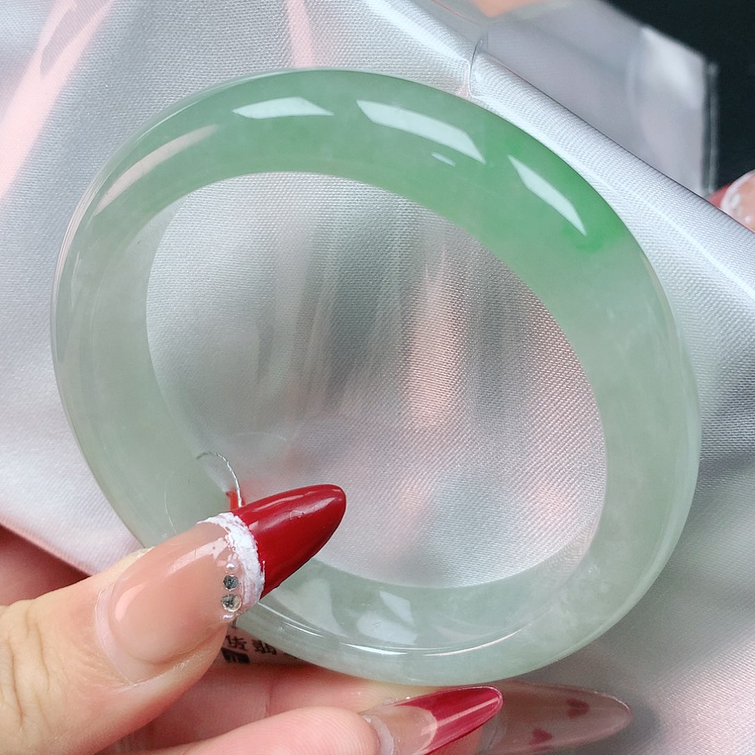 翡翠手镯未镶嵌54圈