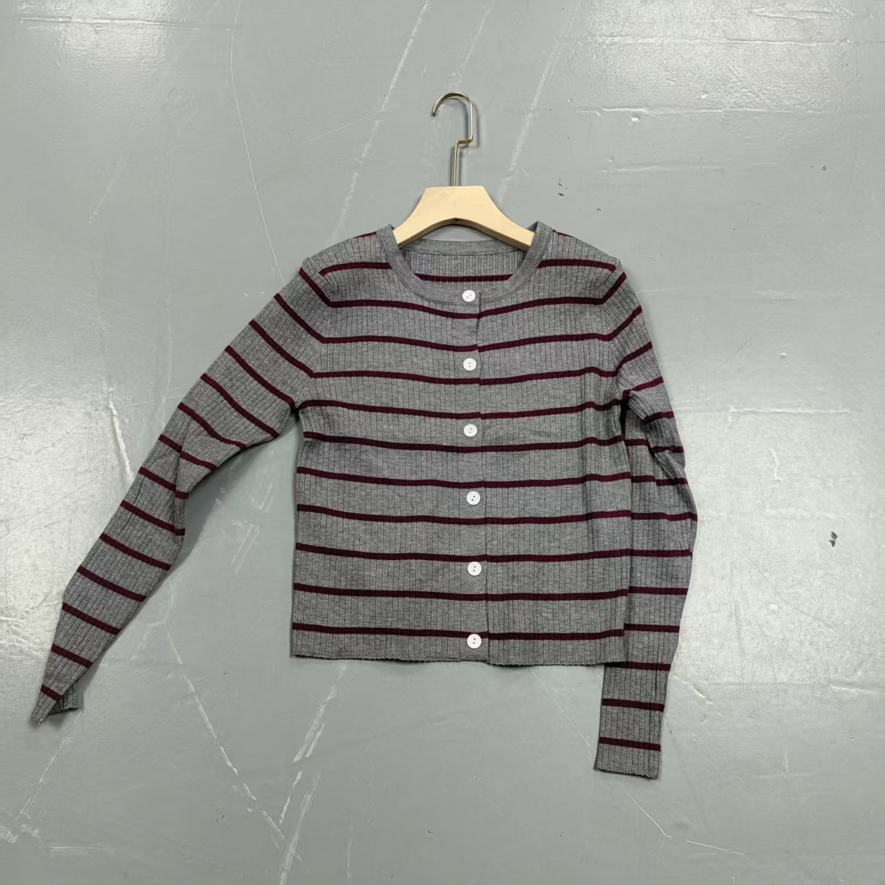 【南油玲姐】灰红条纹新款针织开衫MY1012