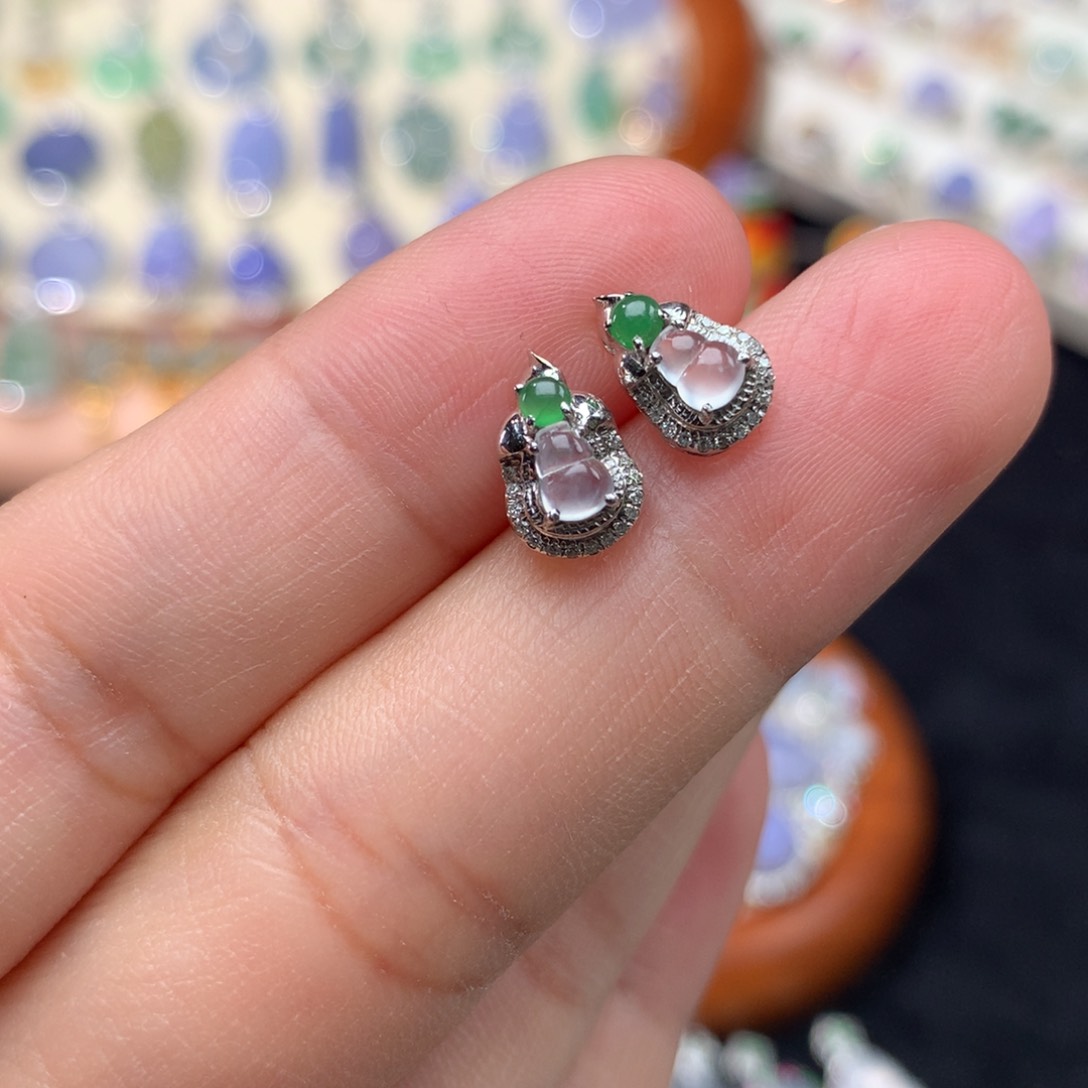 18K金镶嵌翡翠耳饰葫芦耳钉