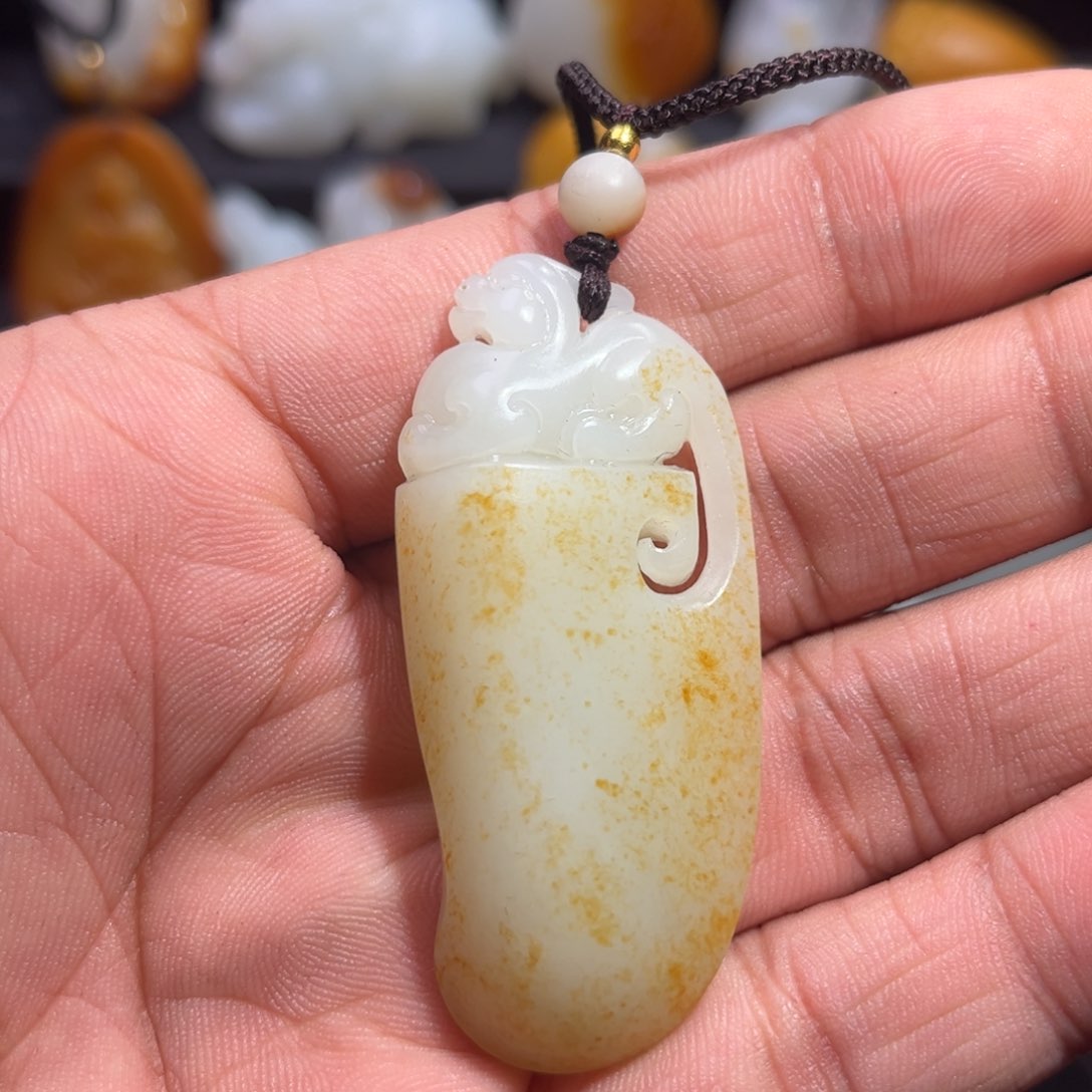 和田玉颈饰未镶嵌释**?