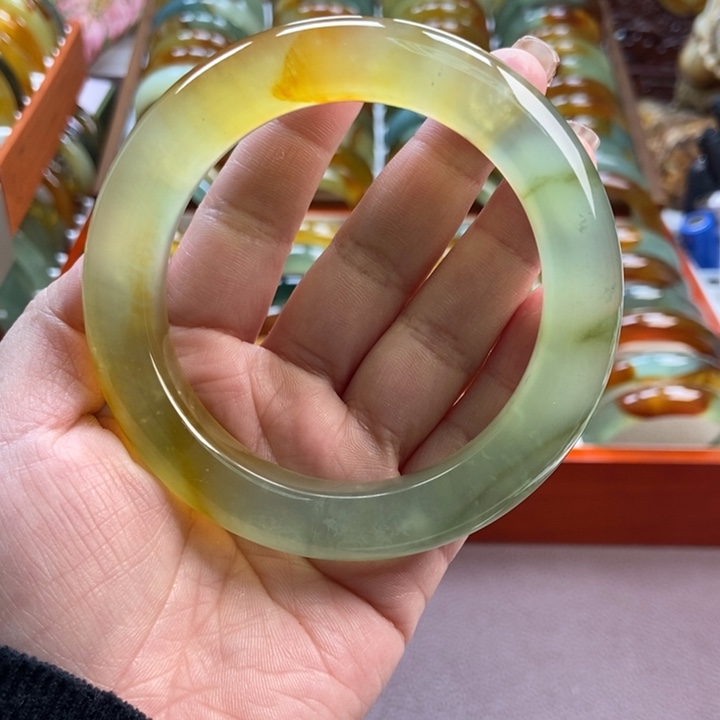 Q***姐蛇纹石玉未镶嵌手镯挂件