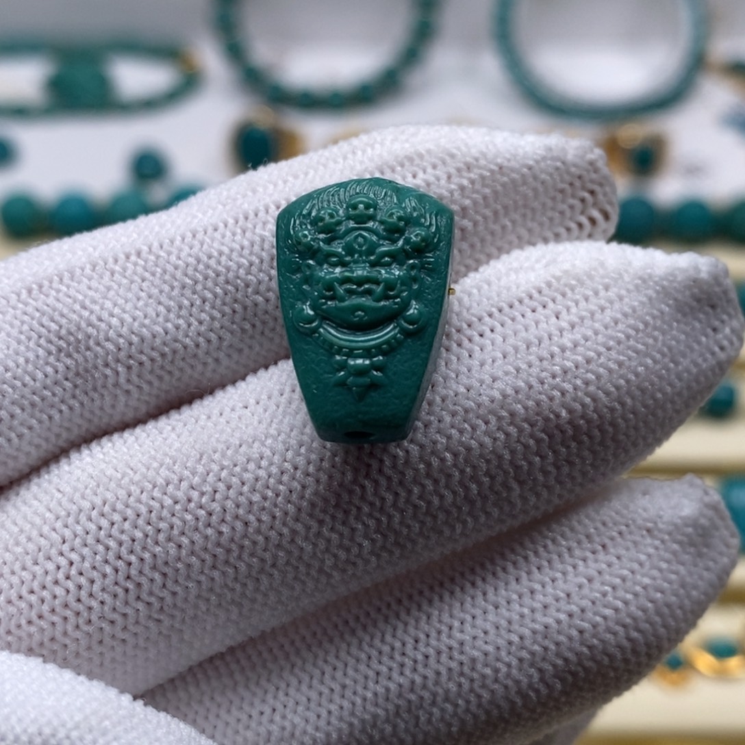 德***硕绿松石未镶嵌珠宝奇石